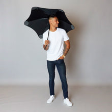 Laden Sie das Bild in den Galerie-Viewer, 2020 Black Coupe Blunt Umbrella Model Front View
