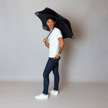 Laden Sie das Bild in den Galerie-Viewer, 2020 Black Coupe Blunt Umbrella Model Side View