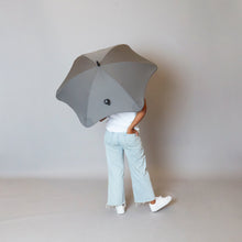 Laden Sie das Bild in den Galerie-Viewer, 2020 Charcoal Coupe Blunt Umbrella Model Back View
