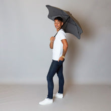 Laden Sie das Bild in den Galerie-Viewer, 2020 Charcoal Coupe Blunt Umbrella Model Side View