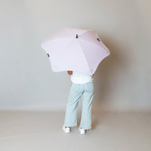 Laden Sie das Bild in den Galerie-Viewer, 2020 Lilac Coupe Blunt Umbrella Model Back View