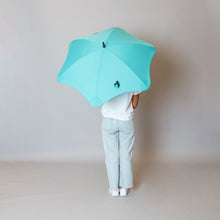 Laden Sie das Bild in den Galerie-Viewer, 2020 Mint Coupe Blunt Umbrella Model Back View