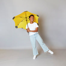 Laden Sie das Bild in den Galerie-Viewer, 2020 Yellow Coupe Blunt Umbrella Model Front View
