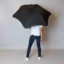 Laden Sie das Bild in den Galerie-Viewer, 2020 Black Exec Blunt Umbrella Model Back View