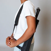Laden Sie das Bild in den Galerie-Viewer, 2020 Black Exec Blunt Umbrella Model Sleeve View-1