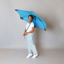 Laden Sie das Bild in den Galerie-Viewer, 2020 Blue Exec Blunt Umbrella Model Side View