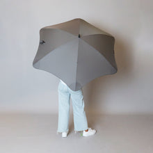 Laden Sie das Bild in den Galerie-Viewer, 2020 Charcoal Exec Blunt Umbrella Model Back View