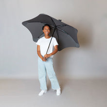 Laden Sie das Bild in den Galerie-Viewer, 2020 Charcoal Exec Blunt Umbrella Model Front View