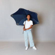 Laden Sie das Bild in den Galerie-Viewer, 2020 Navy Exec Blunt Umbrella Model Front View