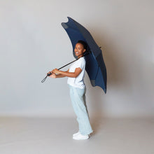 Laden Sie das Bild in den Galerie-Viewer, 2020 Navy Exec Blunt Umbrella Model Side View