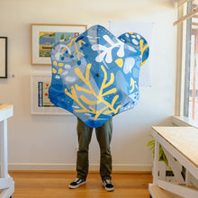 Laden Sie das Bild in den Galerie-Viewer, 2022 Metro Greg Straight Blunt Umbrella Model lifestyle View 2