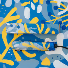 Laden Sie das Bild in den Galerie-Viewer, 2022 Metro Greg Straight Blunt Umbrella Model lifestyle View 3