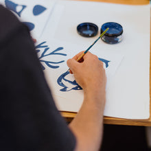 Laden Sie das Bild in den Galerie-Viewer, 2022 Metro Greg Straight Blunt Umbrella Model lifestyle View 4