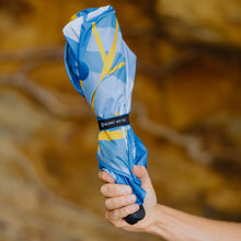 Laden Sie das Bild in den Galerie-Viewer, 2022 Metro Greg Straight Blunt Umbrella Model lifestyle View 5