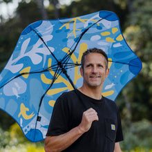 Laden Sie das Bild in den Galerie-Viewer, 2022 Metro Greg Straight Blunt Umbrella Model lifestyle View 1