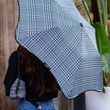 Laden Sie das Bild in den Galerie-Viewer, Metro BLUNT Seasonal umbrella lifestyle 2