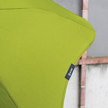 Laden Sie das Bild in den Galerie-Viewer, Metro BLUNT Seasonal umbrella lifestyle 2