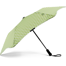 Laden Sie das Bild in den Galerie-Viewer, 2020 Metro Melon Check Blunt Umbrella Side View