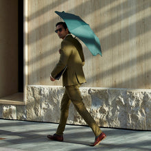 Laden Sie das Bild in den Galerie-Viewer, Metro BLUNT umbrella lifestyle 1