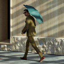 Laden Sie das Bild in den Galerie-Viewer, Metro BLUNT umbrella lifestyle 1