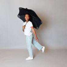 Laden Sie das Bild in den Galerie-Viewer, 2020 Metro Black Blunt Umbrella Model Side View