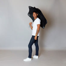 Laden Sie das Bild in den Galerie-Viewer, 2020 Metro Black Blunt Umbrella Model Side View