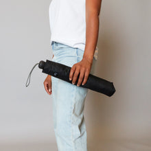 Laden Sie das Bild in den Galerie-Viewer, 2020 Metro Black Blunt Umbrella Model Sleeve View