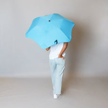 Laden Sie das Bild in den Galerie-Viewer, 2020 Metro Blue Blunt Umbrella Model Back View