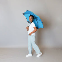 Laden Sie das Bild in den Galerie-Viewer, 2020 Metro Blue Blunt Umbrella Model Side View