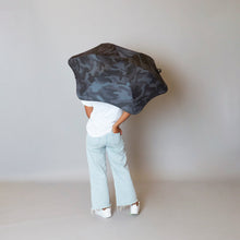 Laden Sie das Bild in den Galerie-Viewer, 2021 Metro Camo Stealth Blunt Umbrella Model Back View