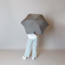 Laden Sie das Bild in den Galerie-Viewer, 2020 Metro Charcoal Blunt Umbrella Model Back View