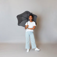 Laden Sie das Bild in den Galerie-Viewer, 2020 Metro Charcoal Blunt Umbrella Model Front View