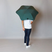 Laden Sie das Bild in den Galerie-Viewer, 2020 Metro Green Blunt Umbrella Model Back View