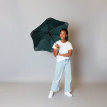 Laden Sie das Bild in den Galerie-Viewer, 2020 Metro Green Blunt Umbrella Model Front View