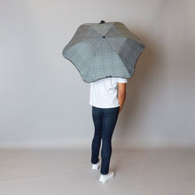 Laden Sie das Bild in den Galerie-Viewer, 2020 Metro Houndstooth Blunt Umbrella Model Back View