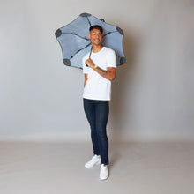 Laden Sie das Bild in den Galerie-Viewer, 2020 Metro Houndstooth Blunt Umbrella Model Front View