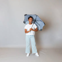 Laden Sie das Bild in den Galerie-Viewer, 2020 Metro Houndstooth Blunt Umbrella Model Front View