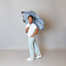 Laden Sie das Bild in den Galerie-Viewer, 2020 Metro Houndstooth Blunt Umbrella Model Side View