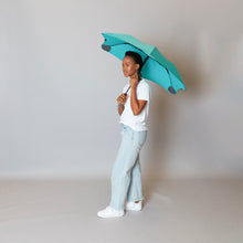 Laden Sie das Bild in den Galerie-Viewer, 2020 Metro Mint Blunt Umbrella Model Side View