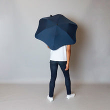Laden Sie das Bild in den Galerie-Viewer, 2020 Metro Navy Blunt Umbrella Model Back View