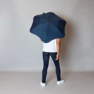 2020 Metro Navy Blunt Umbrella Model Back View