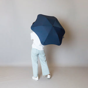 2020 Metro Navy Blunt Umbrella Model Back View