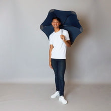 Laden Sie das Bild in den Galerie-Viewer, 2020 Metro Navy Blunt Umbrella Model Front View