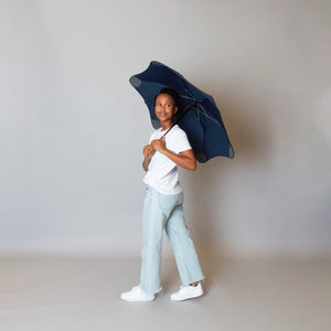 2020 Metro Navy Blunt Umbrella Model Side View