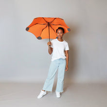 Laden Sie das Bild in den Galerie-Viewer, 2020 Metro Orange Blunt Umbrella Model Front View