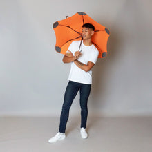 Laden Sie das Bild in den Galerie-Viewer, 2020 Metro Orange Blunt Umbrella Model Front View