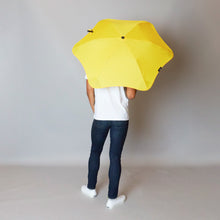 Laden Sie das Bild in den Galerie-Viewer, 2020 Metro Yellow Blunt Umbrella Model Back View