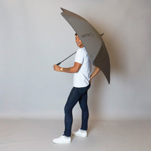 Laden Sie das Bild in den Galerie-Viewer, 2020 Charcoal/Black Sport Blunt Umbrella Model Side View