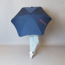 Laden Sie das Bild in den Galerie-Viewer, 2020 Navy/Orange Sport Blunt Umbrella Model Back View