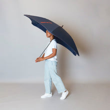 Laden Sie das Bild in den Galerie-Viewer, 2020 Navy/Orange Sport Blunt Umbrella Model Side View